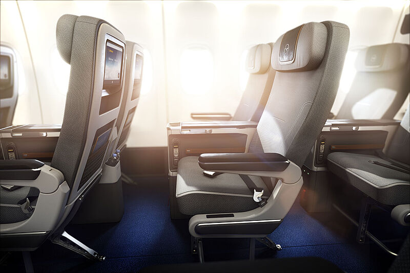 Leere Sitze der Premium Economy in einem Lufthansa-Flugzeug