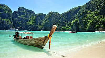 Longtail-Boot an einem Strand vor der Insel Phuket