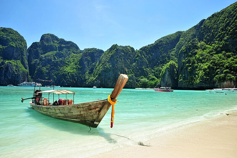 Longtail-Boot an einem Strand vor der Insel Phuket
