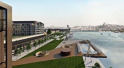 Ein modernes Gebäude am Wasser mit einer weitläufigen Uferpromenade, begrünten Flächen und luxuriösen Freizeiteinrichtungen. Im Vordergrund befinden sich ein großer Pool mit Sonnenliegen, Holzdecks und Sitzgelegenheiten. Entlang der Promenade reihen sich Bäume, moderne Gebäude mit großen Fenstern und Terrassen sowie überdachte Gehwege. Im Hintergrund fließt ein breiter Fluss mit Booten, und auf der gegenüberliegenden Seite ist die historische Skyline von Istanbul mit Moscheen und Brücken zu sehen.