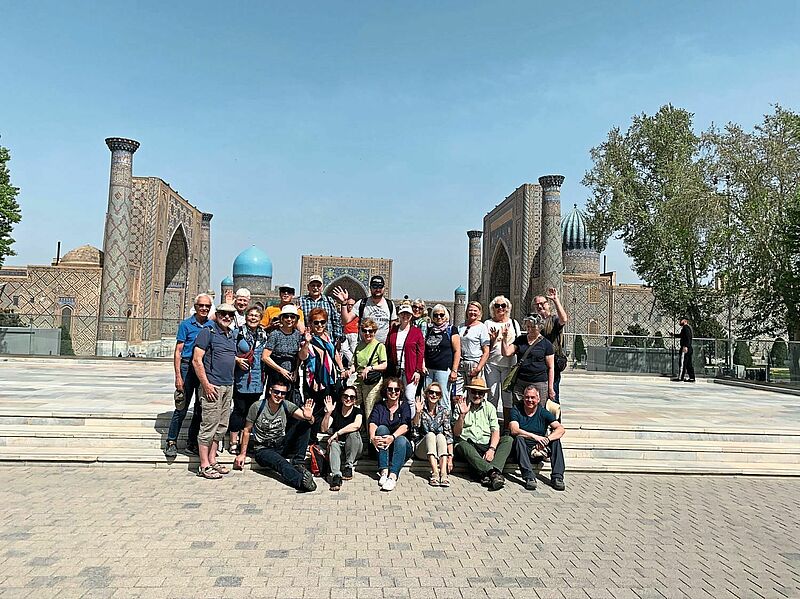 Gaby Schweinsteiger (sitzend, Dritte von links) mit ihrer Gruppe auf dem Registan-Platz in Samarkand
