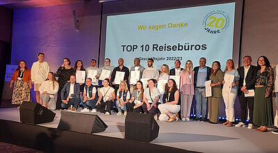 Die Top-Ten-Partner von Vtours auf der Bühne des Hilton Resorts Taghazout. Foto: Vtours