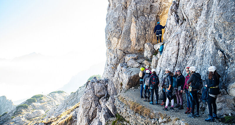 Nicht ohne Helm: Teilnehmer der Young Travel Agent Challenge in den Alpen bei Garmisch