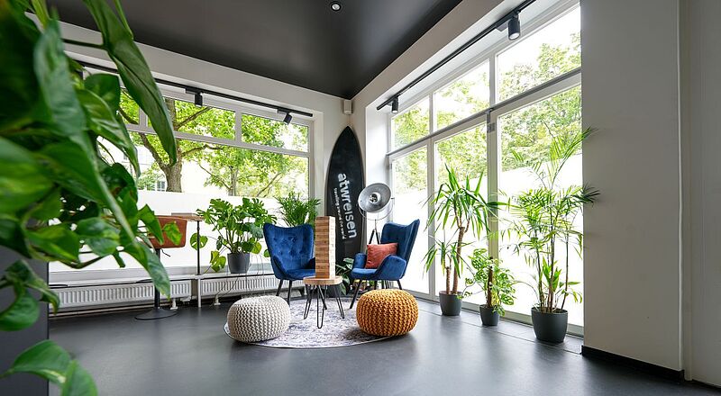 Blick in ein modernes Reisebüro mit vielen Pflanzen