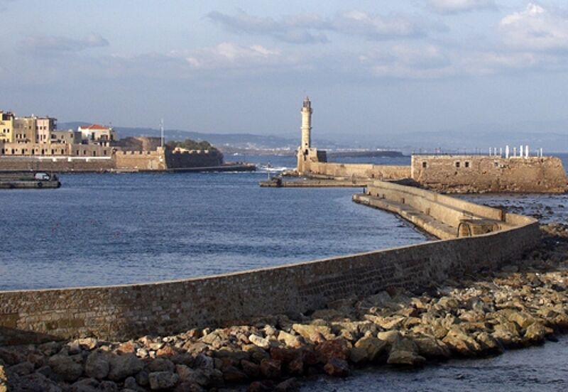 Reisen nach Griechenland – hier der Hafen von Chania auf Kreta – können bis Ende Januar kostenfrei storniert werden