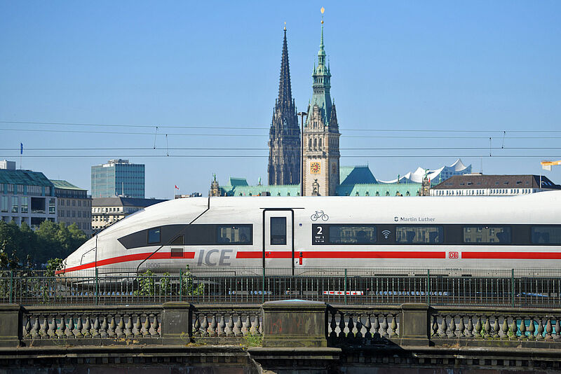 Ein ICE in Hamburg – die Bahn will die Frequenz zwischen der Hansestadt und Berlin deutlich ausbauen. Foto: DB