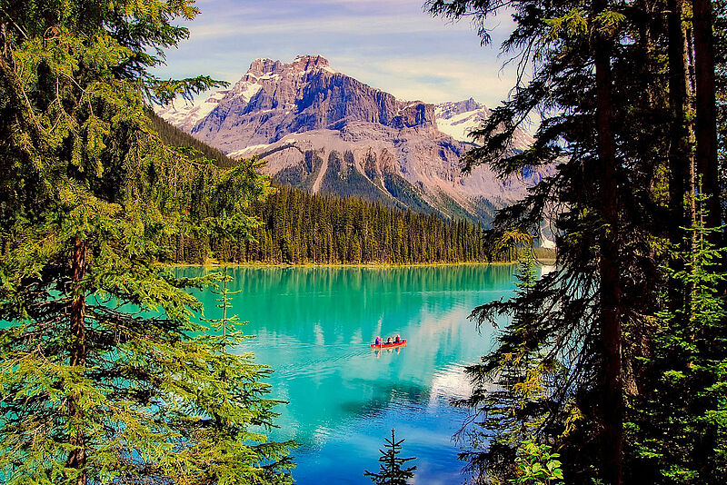 Die Natur Kanadas – hier der Emerald Lake im Yoho Nationalpark – werden deutsche Urlauber voraussichtlich erst wieder ab Juli erkunden können