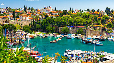 Die Türkei – im Bild der Hafen von Antalya – war das beliebteste Reiseziel der Dertour-Gäste in diesem Sommer Hafen von Antalya in der Türkei mit Stadtmauer und Booten