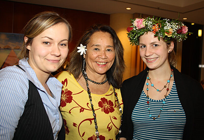 Ferngespräch in Hamburg: Taina Opura von Tahiti Tourisme (Mitte) mit Marlene Duczmal vom TUI Reisecenter Hamburg (links) und Jeniffer Dippe vom Hapag-Lloyd Reisebüro Hamburg