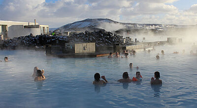 Menschen baden im heißen Wasser der Blauen Lagune in Island