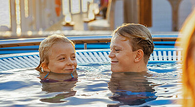 Die Schwimmkurse sind für Kinder von drei bis sieben Jahren an Bord buchbar