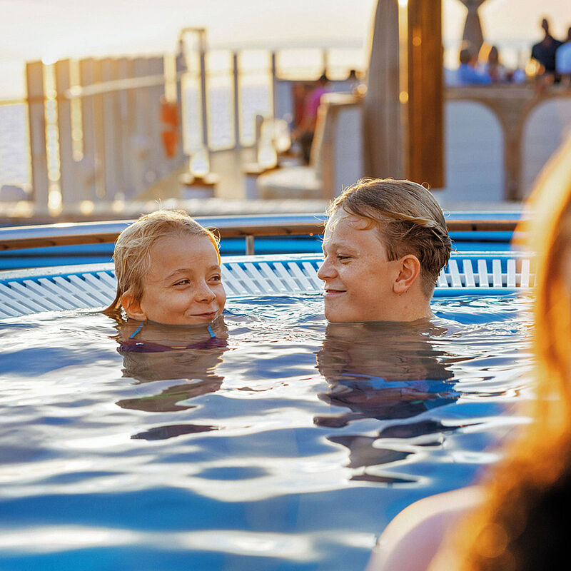 Die Schwimmkurse sind für Kinder von drei bis sieben Jahren an Bord buchbar