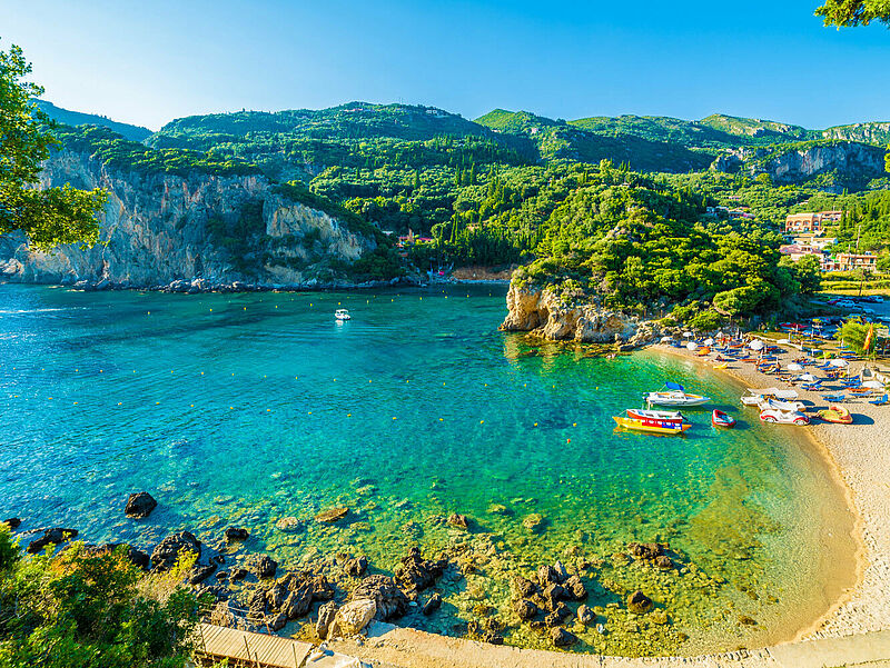 Gut nachgefragt für den Sommer 2023 ist Griechenland – im Bild die Insel Korfu. Foto: Balate Dorin/istockphoto