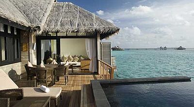 Das Ja Manafaru auf den Malediven bietet 84 Villen, unter anderem die Sunrise Water Villa