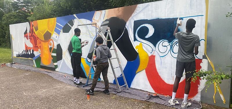 Drei Kinder an einer Graffiti-Wand