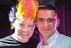 Das Motto der Closing Party „Das Leben ist bunt“ nimmt Cook-Vertriebschef Carsten Seeliger (links) wörtlich. Das Bild zeigt ihn mit Öner Cetinhaya, Reiseleiter des Siegerteams „Love“
