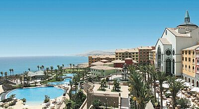 ein Hotel mit vielen Palmen und einem großen Pool auf Fuerteventura. Eine Kanareninsel mit viel Strand und Wind