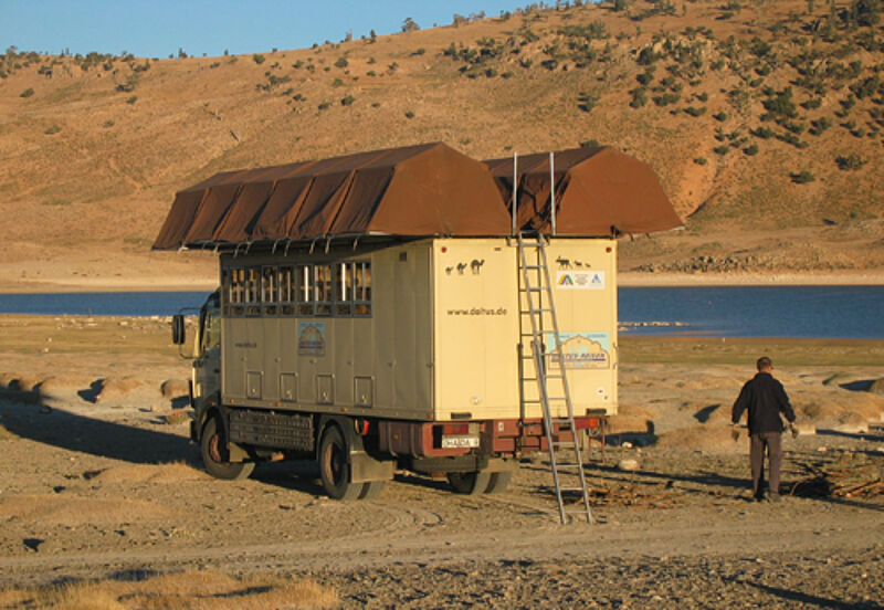 Camping mal anders: Bei Daltus werden die Zelte auf dem Busdach errichtet. Foto: Daltus
