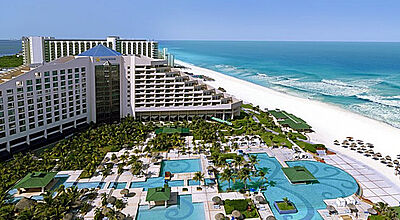 Hits für Kids und Papas: Das Iberostar Cancun bietet einen Wasserpark und einen Fußballplatz