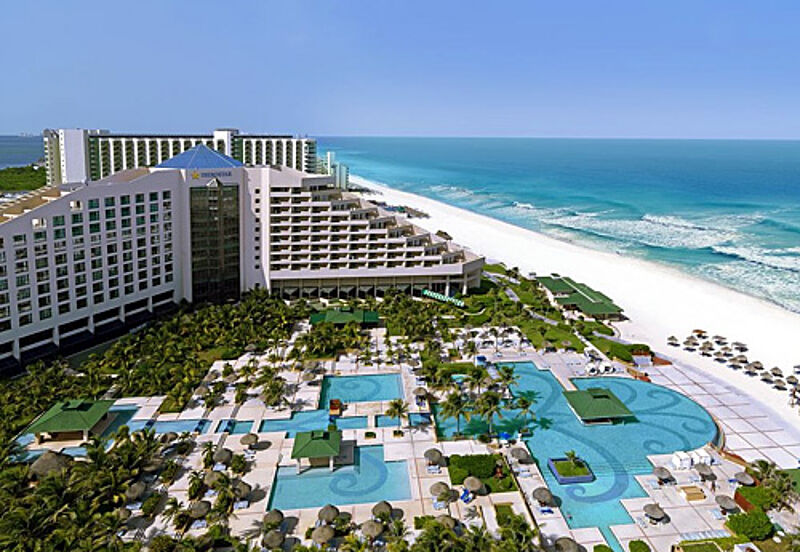 Hits für Kids und Papas: Das Iberostar Cancun bietet einen Wasserpark und einen Fußballplatz