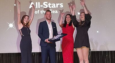 Reiseoptimo aus Ostfriesland war einer der Gewinner bei der Preisverleihung an Bord der MSC Preziosa. Foto: ck Siegerfoto Reiseoptimo an Bord des Kreuzfahrtschiffs MSC Preziosa