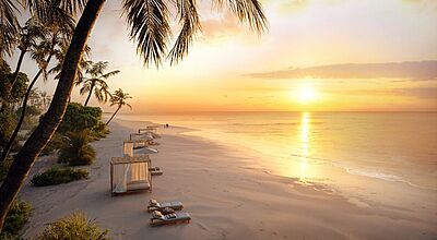 Sonnenuntergang an einem feinsandigen Strand