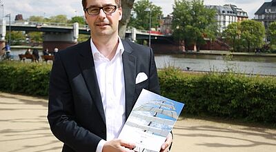 Geschäftsführer Daniel Schäfer bei der Vorstellung des neuen Katalogs in Frankfurt