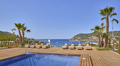 Einer der Pools im neu erbauten Zafiro Palace Andratx oberhalb von Camp de Mar auf Mallorca. Foto: Zafiro