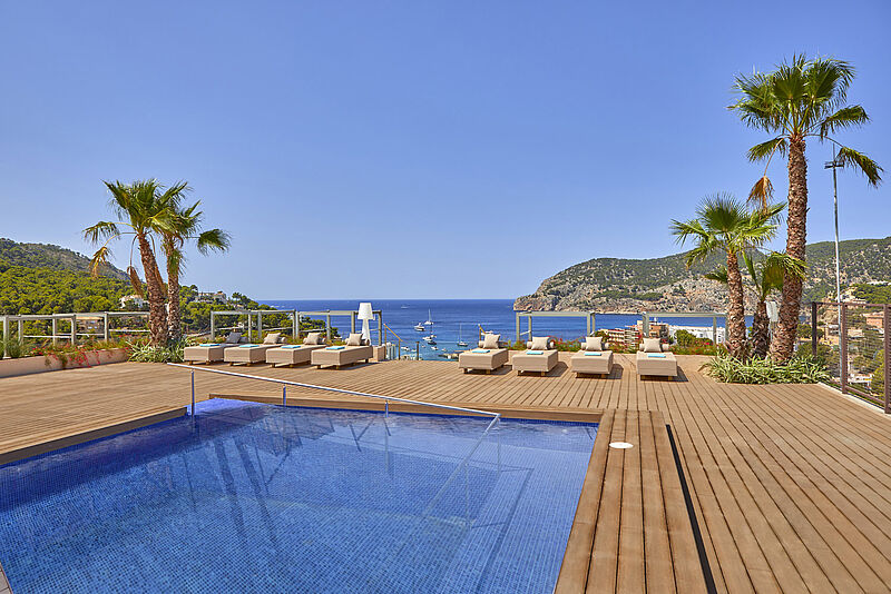 Einer der Pools im neu erbauten Zafiro Palace Andratx oberhalb von Camp de Mar auf Mallorca. Foto: Zafiro