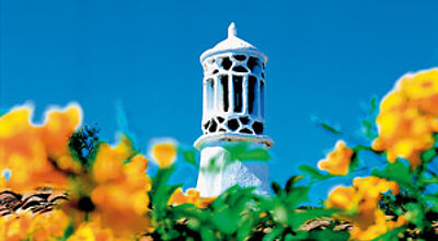 Die traditionellen Schornsteine an der Algarve erinnern an Minarette.