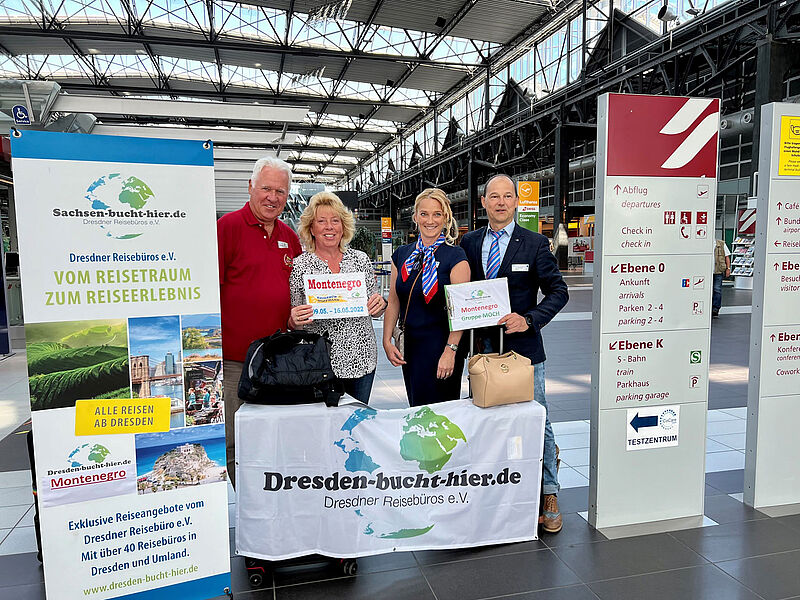 Mitglieder des Vereins Dresdner Reisebüros vor dem Abflug nach Montenegro. Foto: privat