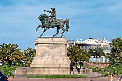 Kreuzfahrtschiffe, im Hintergrund die Aida Cosma, steuern die Hafenstadt an. Foto: uf Kreuzfahrtschiffe, im Hintergrund die Aida Cosma, steuern die Hafenstadt an. Foto: uf