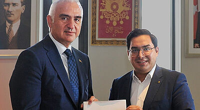 Ömer Karaca, Chef von Schmetterling International, während seines Treffens mit Mehmet Nuri Ersoy in Ankara