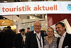 ta-Redakteurin Sylvia Raschke mit Jens Hulvershorn (Gebeco/Dr. Tigges) und Christoph Marzinowski von TUI Blue