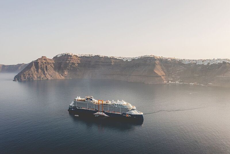 Kreuzfahrtschiff vor Santorin