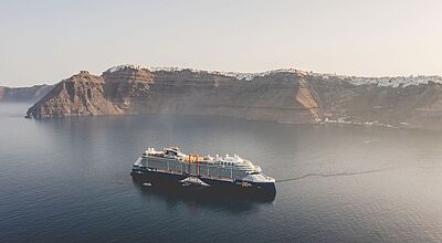 Das im Bau befindliche dritte Schiff der Edge-Klasse, die Celebrity Xcel, wird 2026 seine erste Europa-Saison fahren Kreuzfahrtschiff vor Santorin