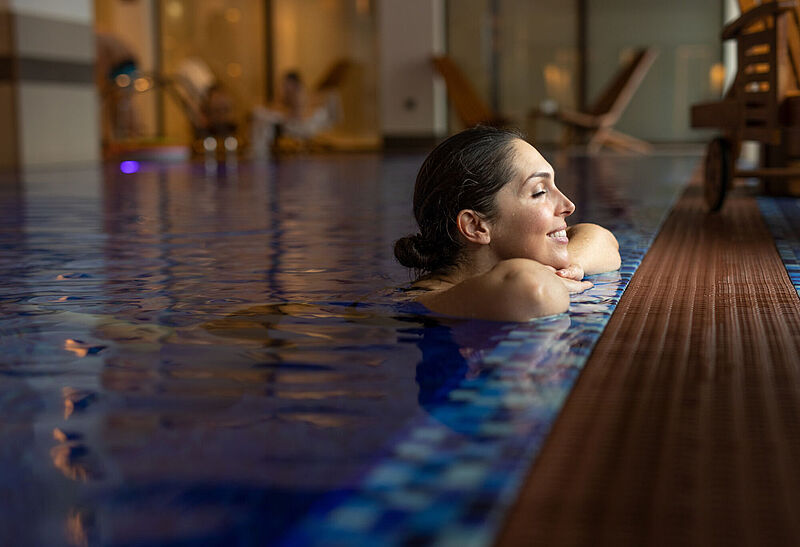 Die Winterkataloge 2023/2024 von Fit Reisen halten viele Wellness-Highlights für Gäste bereit. Foto: Milana/Stock.adobe.com/Fit Reisen