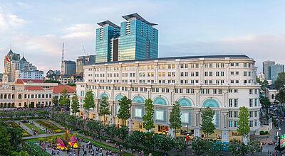 In das Gebäude im Vordergrund wird ab 2020 das Mandarin Oriental Saigon einziehen In das Gebäude im Vordergrund wird ab 2020 das Mandarin Oriental Saigon einziehen