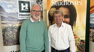 Manfred Häupl und Peter-Mario Kubsch vor Aufstellern von Hauser Exkursionen und Studiosus