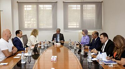 Geschäftsführung von ETI an einem Tisch mit dem ägyptischen Tourismusminister Sherif Fathi Attia