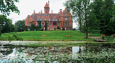 Jaunmoku Palace liegt eine gute Autostunde westlich von Riga.