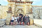 Die Reisegruppe vor dem Stadttor der ehemaligen maltesischen Hauptstadt Mdina