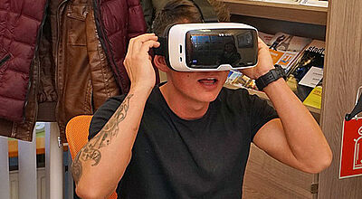 VR-Brillen als ein Teil der neuen Counter-Technik: Das Reisebüro Köhler Reisen erhielt 2015 den Globus Award von touristik aktuell.