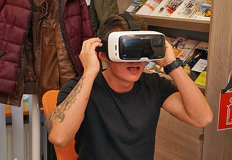 VR-Brillen als ein Teil der neuen Counter-Technik: Das Reisebüro Köhler Reisen erhielt 2015 den Globus Award von touristik aktuell.