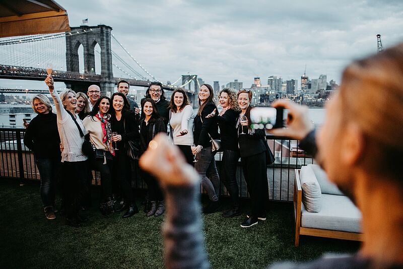 Smile! Dachterrasse des Mr C Seaport mit Blick auf die Brooklyn Bridge (Foto: Airtours/Leevke Struck)