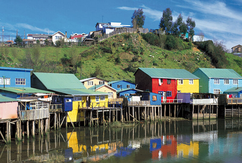 Reizvolles Fotomotiv: ein Fischerdorf auf der Insel Chiloé in Südchile