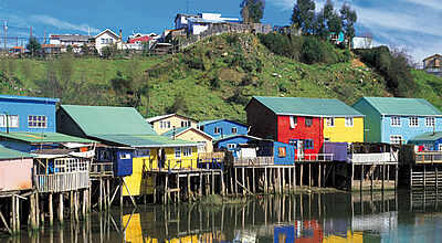 Reizvolles Fotomotiv: ein Fischerdorf auf der Insel Chiloé in Südchile