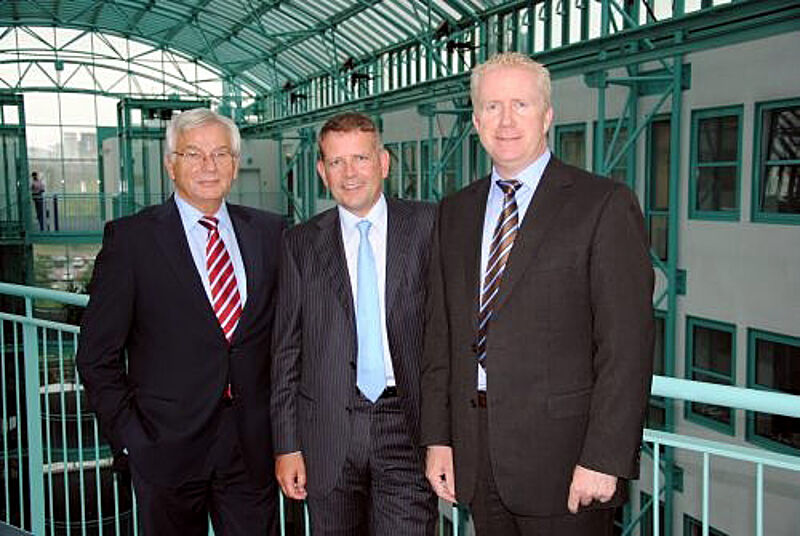 Marketing- und Vertriebschef Ralph Schiller (Mitte) mit dem alten und dem neuen Bereichsleiter Vertrieb, Theo van den Berg (links) und Kevin Keogh (rechts).