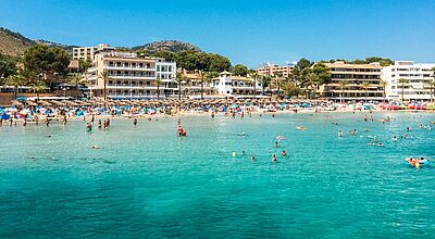 2024 reisten mehr als 4,6 Millionen Deutsche nach Mallorca, ein plus von fast zehn Prozent zum Vorjahr Sonnenstrand auf Mallorca mit türkisblauem Meer, Hotels und Badegästen – beliebtes Reiseziel für Sommerurlaub in Spanien.