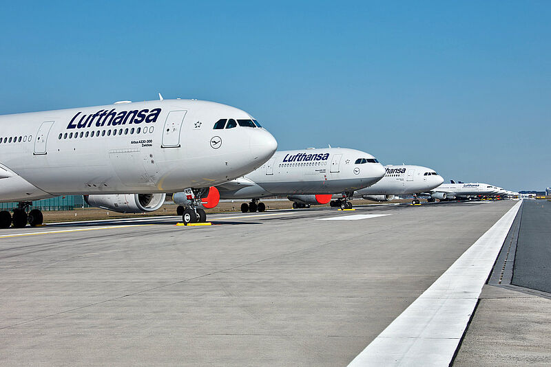 Parkende Kranich-Flieger: Wegen der Corona-Krise streicht Lufthansa auch schon für den Sommer Flüge. Foto: Lufthansa